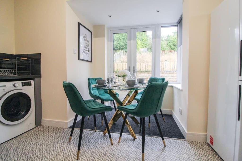 Modern 3 Bed, Contractors Welcome, Bradford Bradford  Buitenkant foto