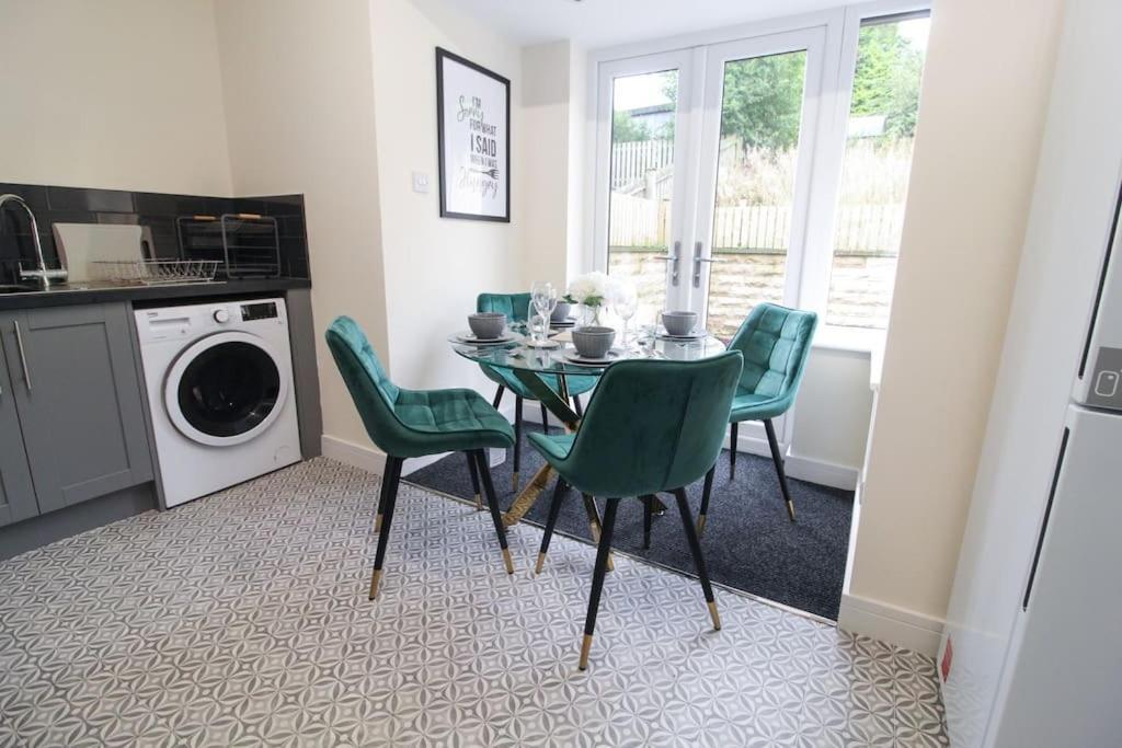 Modern 3 Bed, Contractors Welcome, Bradford Bradford  Buitenkant foto