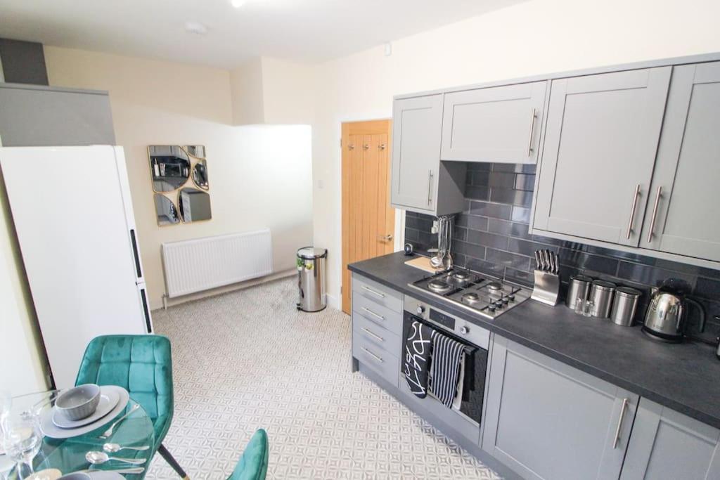 Modern 3 Bed, Contractors Welcome, Bradford Bradford  Buitenkant foto