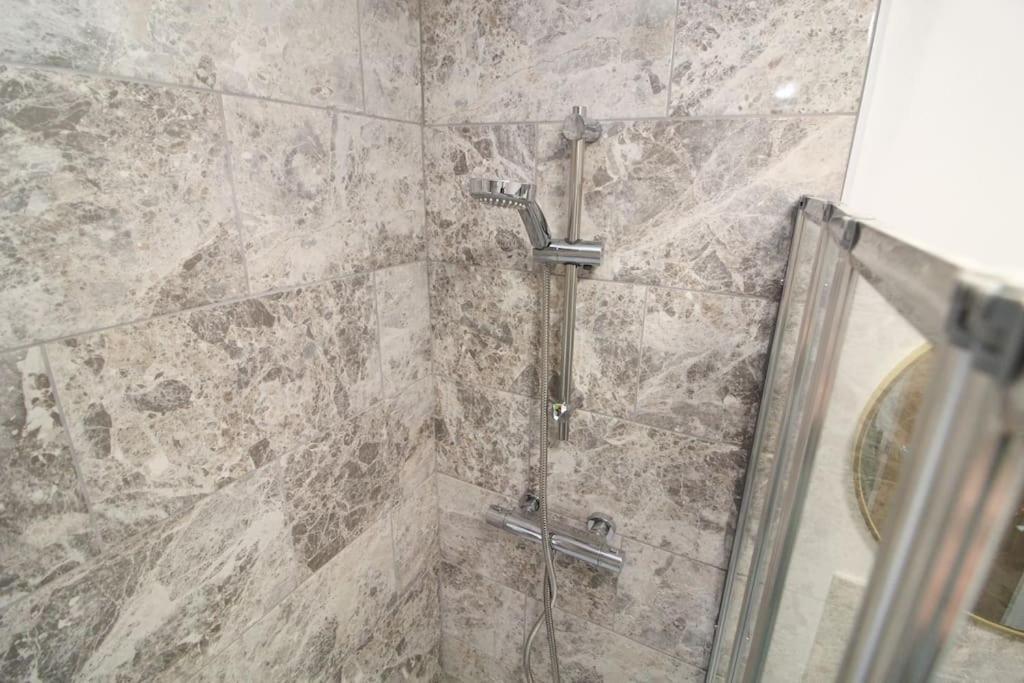Modern 3 Bed, Contractors Welcome, Bradford Bradford  Buitenkant foto