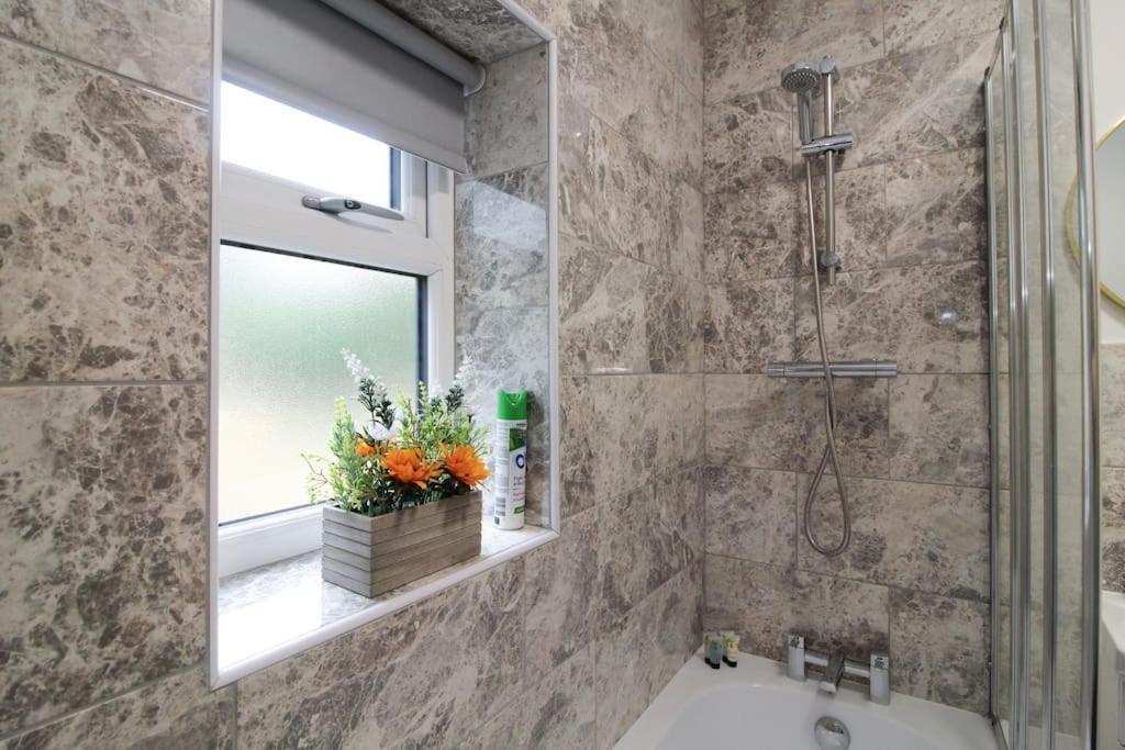 Modern 3 Bed, Contractors Welcome, Bradford Bradford  Buitenkant foto